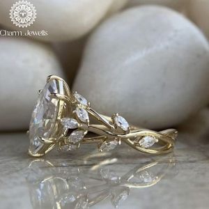Bague de fiançailles classique vintage pour femme en argent plaqué or avec moissanite taille coussin, sertie à griffes, certifiée IGI - Charm Jewells - Product Image 2