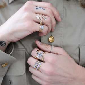 แหวนเพชรทรงกลมแบบมินิมอล ประดับเพชรแล็บโกรว์ ดีไซน์โมเดิร์น ขอบแหวนแบบ Bypass Statement Rings  ทองคำแท้ 14K 18K ขายส่ง - Product Image 4