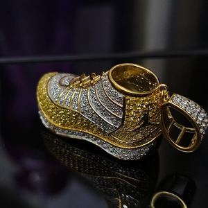 Colgante de Zapato Jordan con Moissanita, Colgante de Plata 925, Colgante de Zapatilla Bicolor con Incrustaciones de Diamantes, Joyería Hip Hop, Regalos para Amantes del Deporte y Atletas - Product Image 4