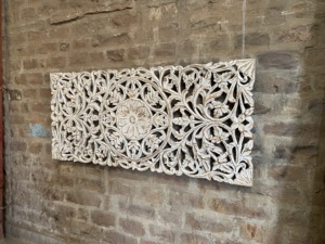 Grande décoration murale en bois massif blanc vieilli, sculptée à la main avec motifs floraux et paysagers, pour l'arrière des canapés-lits et le salon - Product Image 1
