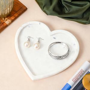 Plateau décoratif en forme de cœur en marbre avec bord doré pour organiser et ranger les bijoux à prix avantageux - Product Image 3
