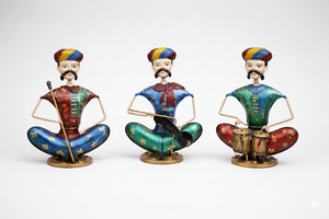 Ensemble de 3 figurines assises en fer d'inspiration traditionnelle du Rajasthan pour la décoration de table, accent culturel pour la maison et cadeau de festival - Product Image 3