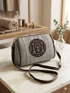 Sac à bandoulière vintage brodé en PU avec fermeture éclair et sangle réglable pour les voyages quotidiens - Product Image 3