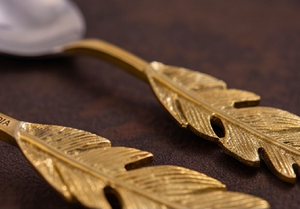 Juego de cubiertos de lujo con diseño de plumas y mango dorado, con cabezas plateadas, para cenas elegantes, cocina, bodas y regalos. - Product Image 2
