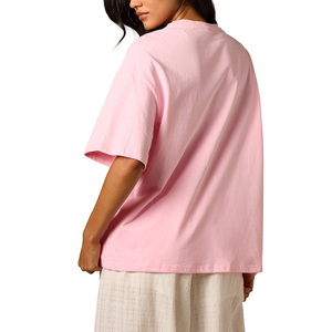 Camiseta de mujer con estampado floral, cuello redondo, manga corta, de algodón suave, estilo oversize, con estampado de flores, personalizada con DTG, moda boutique. - Product Image 2