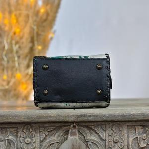 Bolsa de Viaje de Cuero Vacuno de Lujo con Detalles Turquesa y Asas Negras, Gran Capacidad y Alta Calidad - Product Image 4