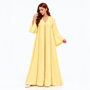 Robe Abaya musulmane évasée jaune clair avec encolure en V, bordure ajourée et longueur complète, tenue modeste pour femme pour événements spéciaux - Product Image 4