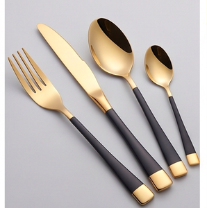 Ensemble de couverts finition or métallisé avec manche noir élégant, parfait pour recevoir des dîners en famille, des fêtes ou pour la décoration de la cuisine. - Product Image 1