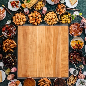 Planche à découper carrée en érable de la collection artisanale série B, 12"x12"x1.5", avec pieds et poignée durable pour couteau, pour usage en cuisine - Product Image 3