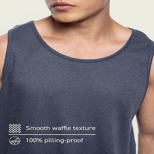 เสื้อยืดออกกำลังกายผู้ชายแบบไม่มีแขน ตัดเย็บแบบดิบ รับผลิตตามแบบ OEM พร้อมสกรีนลาย สำหรับออกกำลังกายและเล่นกีฬา - Product Image 2