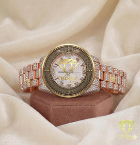 นาฬิกาข้อมือผู้ชายหรูหราประดับเพชรเต็มเรือน ตัวเรือนโรสโกลด์ สายแบบ Iced Out ขอบหน้าปัดทองคำ ดีไซน์แฟชั่น จาก Trisha Jewels - Product Image 1