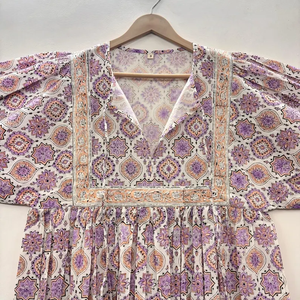 เดรสสั้นทรงทูนิค คอวี แขนสามส่วน แต่งระบายลูกไม้ ลายพิมพ์ดอกไม้ด้วยมือบนผ้าฝ้ายเป็นมิตรต่อสิ่งแวดล้อม ซักได้ สไตล์วินเทจ เหมาะสำหรับโอกาสพิเศษ - Product Image 2