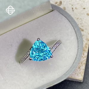 Anillo de compromiso de oro blanco de 18 quilates con diamante azul talla trillón y diseño floral para fiesta - Product Image 4