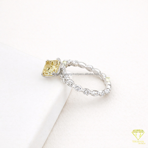 Anillo de Compromiso de Moissanita de Diseño Único para Mujer, Creado para Looks Nupciales Sofisticados, Disponible al Mejor Precio del Mercado - Product Image 1