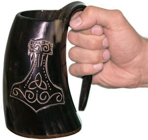 Chope à bière artisanale en corne de buffle, forme cloche viking, finition naturelle et motif en relief, pour la vente en gros - Product Image 1