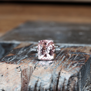 Bague de fiançailles classique en or 18 carats avec morganite rose naturelle de 6,74 carats et diamant rond taille brillant de 0,47 carat – Bijoux - Product Image 2