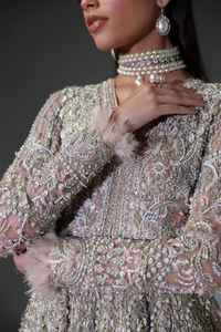 Robe de mariée romantique avec bretelles spaghetti et jupe fluide en mousseline douce, conçue pour les mariages en destination et en plein jardin - Product Image 6