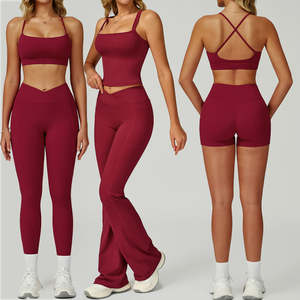 Ensemble de sport cinq pièces pour femme, uni et recyclable, pour la gym, le yoga et l'entraînement, comprenant un crop top, une brassière de sport et un short legging évasé taille mi-haute - Product Image 1