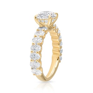 Anillo de Compromiso con Diamante de Corte Redondo de 2.20CT, Banda Pavé de Oro Amarillo de 14K, Joyería Fina Nupcial Personalizada, Fabricante Mayorista - Product Image 3