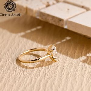 Bague de fiançailles classique pour femme en argent avec moissanite taille coussin et sertissage à griffes - Product Image 6