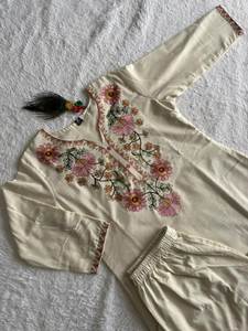 Commandez dès maintenant : Ensemble Kurti élégant et raffiné en tissu 100% coton Khadi pur, broderie et travail de sequins, et mode féminine indienne moderne. - Product Image 6