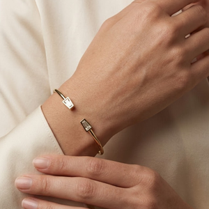 กำไลข้อมือทองคำ 14K ประดับเพชรโมอิสซาไนต์ทรงบาแกตต์ ดีไซน์เรียบหรู รูปทรงเรขาคณิต สองเม็ด ปรับขนาดได้ ของขวัญเครื่องประดับชั้นดีสำหรับเขา - Product Image 2