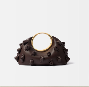 Bolso de mano audaz de color marrón oscuro con detalles de cuero anudado y asa de anillo dorado. Arte único disponible a precios de mayorista. - Product Image 1