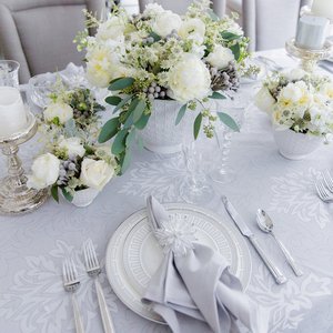 Tovaglia Elegante e Resistente Aspen con Motivo Floreale, in Misto Poliestere/Cotone per Banchetti, Matrimoni e Cene/Eventi all'Aperto - Product Image 1