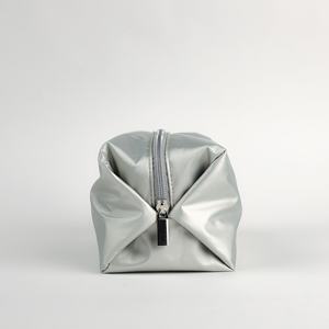 กระเป๋าเครื่องสำอางซิปไนลอนสีเงินพรีเมียม รับทำโลโก้ ปรับแต่งขนาด สี แฟชั่น สำหรับเดินทาง ใช้ในชีวิตประจำวัน ROOTSMEN - Product Image 3