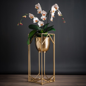 Jardinière antique en métal martelé sur pieds trépieds, pot à fleurs vintage en laiton, support de plantes de bureau disponible à prix de gros - Product Image 2