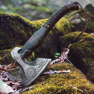 Hacha Tomahawk Forjada a Mano THEWIZ CRAFTS, Mango de Madera, Cabeza de Acero con Alto Contenido de Carbono Grabada, Filo de Corte de 3 5/8 Pulgadas, Garantía de 3 Años - Product Image 1