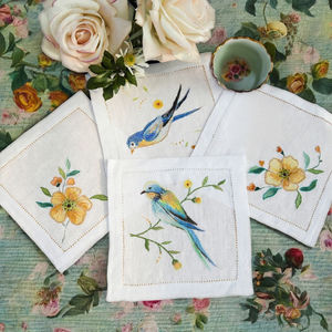 Broderie délicate d'oiseaux sur des serviettes en lin, ajoutant une touche légère d'inspiration naturelle aux repas confortables et aux tables de jardin. - Product Image 2