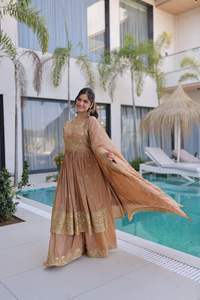 Colección de trajes sharara al estilo pakistaní al por mayor, con ricos detalles de lentejuelas, mangas largas y dupatta bordada para ocasiones festivas. - Product Image 4