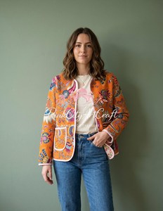 Chaqueta Acolchada Kantha Floral Naranja Tejida a Mano, Estilo Bohemio Vintage con Parches de Algodón Indio Jaipuri para Invierno - Product Image 4