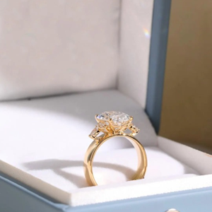 Anillo Solitario Único de 3.70 Quilates, Anillo de Compromiso Ovalado con Diamante Cultivado en Laboratorio, Joyería Clásica para Mujer - Product Image 2