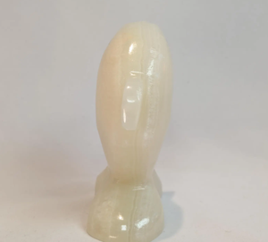 Figurine de dauphin en onyx blanc gravée à la main, élégante décoration d'intérieur inspirée de l'océan, objet de collection, cadeau - Product Image 3