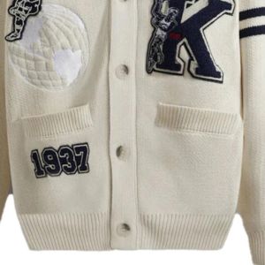 Cardigan en tricot crème pour femme, col en V, manches longues, style preppy, avec broderie lettre K et motif patch 1937 1951-52 - Product Image 5
