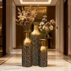 Vases en métal embossés exquis avec des motifs complexes bleus et dorés pour des décors royaux. Disponible à prix de gros. - Product Image 4