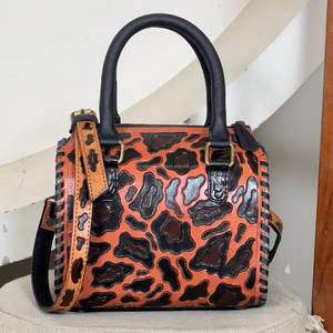 Bolso de mano tipo bandolera de lujo, hecho a mano, con estampado de leopardo, en cuero vacuno premium, con cierre de cremallera, unisex, estilo Speedy. - Product Image 3