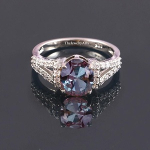 Anillo de compromiso vintage ovalado de alejandrita, anillo de promesa único para aniversario con engaste de púas, joyería de alejandrita, gema morada de corte ovalado - Product Image 1
