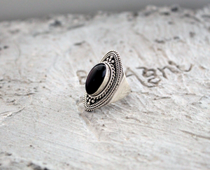 แหวนพลอยออนิกซ์สีดำธรรมชาติ เงินแท้ 925 แหวนทำมือ แหวนพลอยสำหรับทุกเพศ เครื่องประดับโดดเด่น - Product Image 4