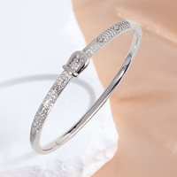 Bracelet tendance en acier inoxydable avec motif boucle et cristaux pavés, style minimaliste, cadeau idéal