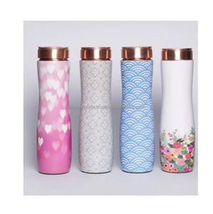 Botella de agua clásica de cobre para el almacenamiento regular de agua, basada en los tradicionales hábitos de bienestar y vida saludable. - Product Image 6