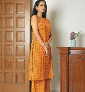 Conjunto étnico de uso diario en color amarillo, tela suave y transpirable para venta al por mayor en boutiques, conjunto de kurta de algodón para mujer con trabajo de espejo. - Product Image 1