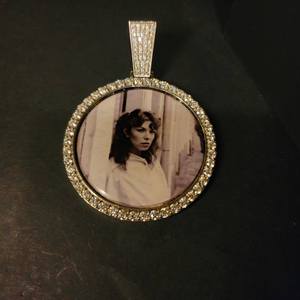 Colgante Redondo con Foto, Halo Brillante Plateado, Collar Personalizado con Imagen de Recuerdo, con Moissanita, Chapado en Oro, Unisex - Product Image 1