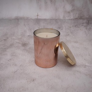 Bougie en verre au design élégant, finition cuivre luxueuse, avec couvercle en métal plaqué or, bougie en cire de soja parfumée, options de personnalisation offertes. - Product Image 3