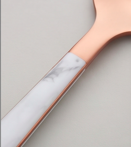 Ensemble de couverts modernes en or rose avec poignées en marbre, compatibles lave-vaisselle, pour service de dîner de mariage - Product Image 2