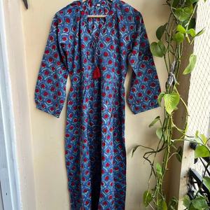 เดรสพิมพ์ลายบล็อกมือแบบฮิตขายดีปี 2026 คอวี แขนยาว ลายดอกไม้ เสื้อคลุมสไตล์อินเดีย ชุดเดรสยาวผ้าฝ้ายอินเดียสำหรับผู้หญิง - Product Image 1