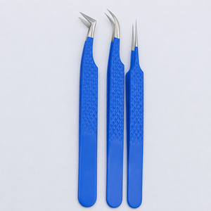 Pince à épiler professionnelle pour sourcils, en acier inoxydable, à pointe inclinée, écologique, durable, avec poignée texturée bleue, précision et beauté - Product Image 1