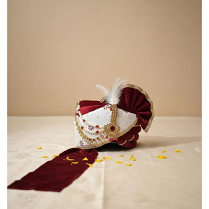 Turbante de novio artesanal de terciopelo granate con perlas y plumas, Safa para boda india - Product Image 1